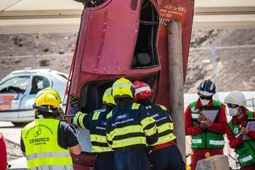 Los Bomberos de Gran Canaria se estrenan con un vehículo en vertical en el Encuentro Nacional de Rescate en Accidentes de Tráfico/TA.